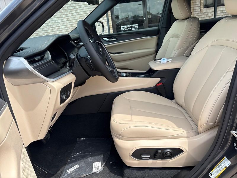 New 2025 Jeep Grand Cherokee L Limited 4x4Image 3