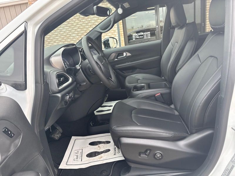 New 2026 Chrysler Pacifica SelectImage 3