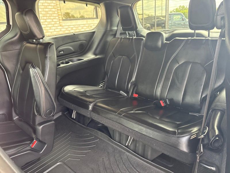 2023 Chrysler Pacifica Touring L photo 5