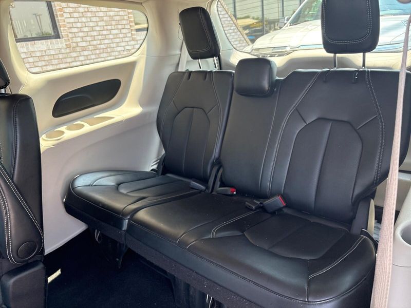 Used 2024 Chrysler Pacifica Touring LImage 5