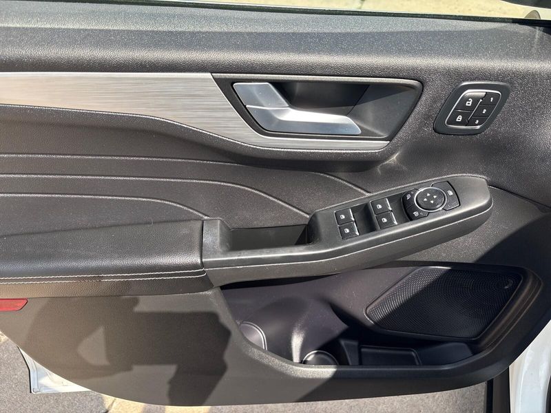 Used 2024 Ford Escape PlatinumImage 12
