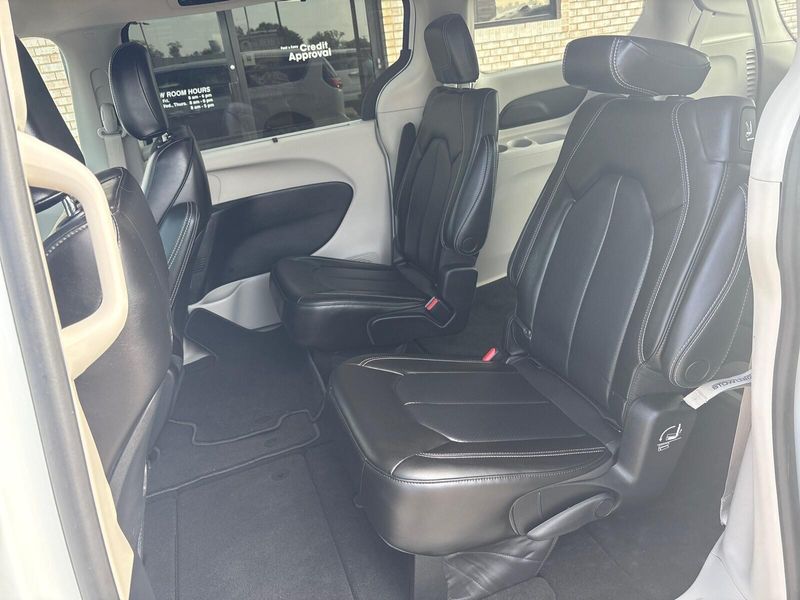 Used 2023 Chrysler Pacifica Touring LImage 4