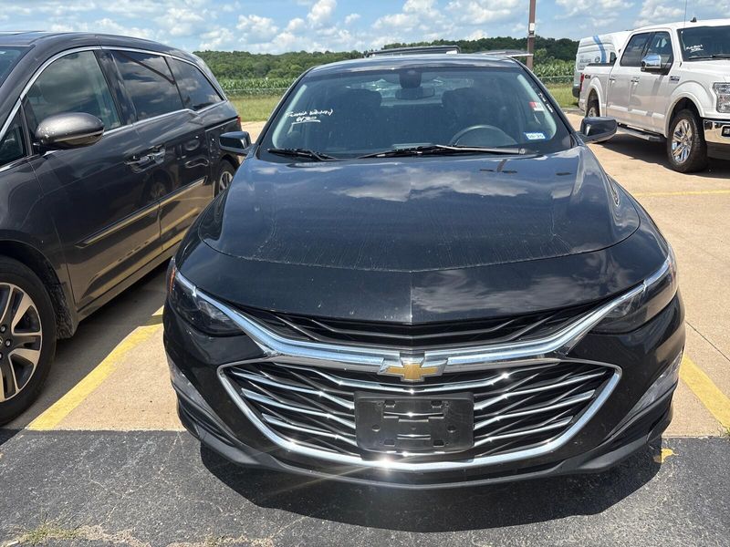 2022 Chevrolet Malibu LTImage 2