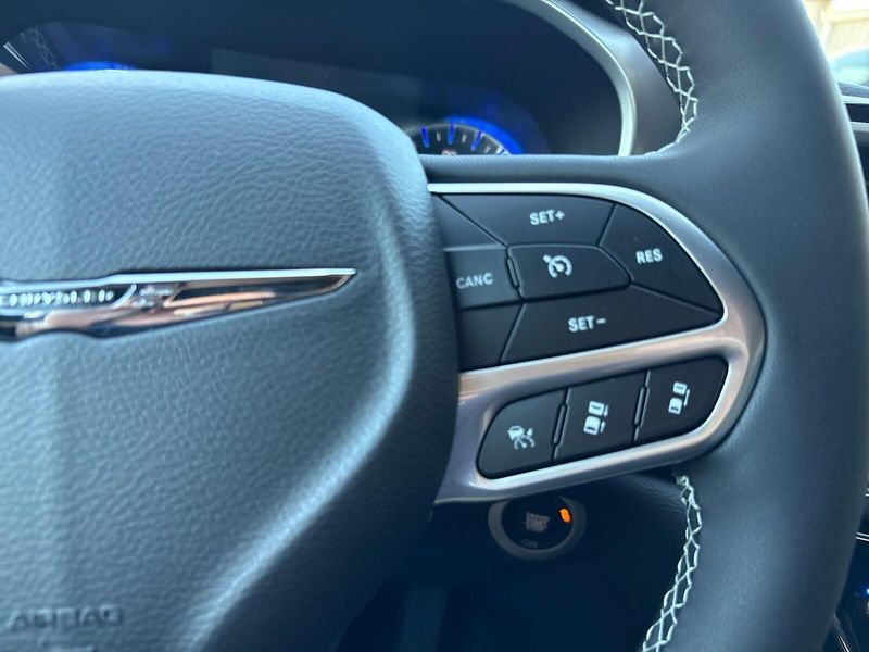 New 2026 Chrysler Pacifica SelectImage 16