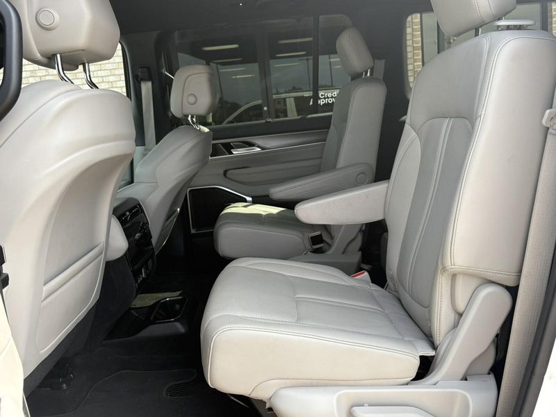 2025 Jeep Wagoneer L Series IIIImage 4