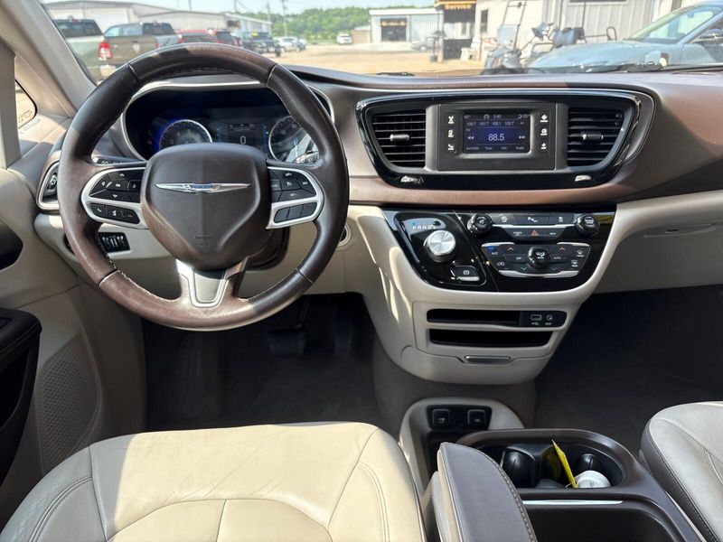 2017 Chrysler Pacifica Touring-LImage 6