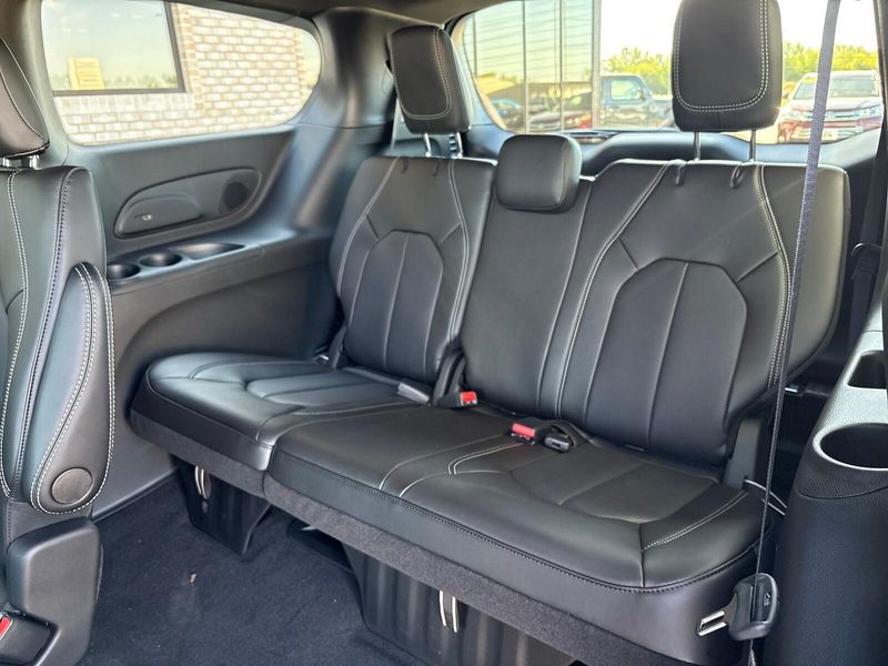 New 2026 Chrysler Pacifica SelectImage 6