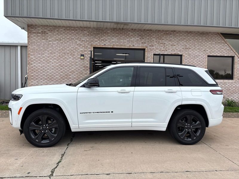 New 2027 Jeep Grand Cherokee Limited ReserveImage 2