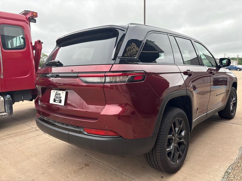 New 2025 Jeep Grand Cherokee Limited 4x4Image 8