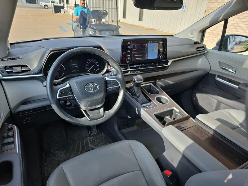 2022 Toyota Sienna XLEImage 3