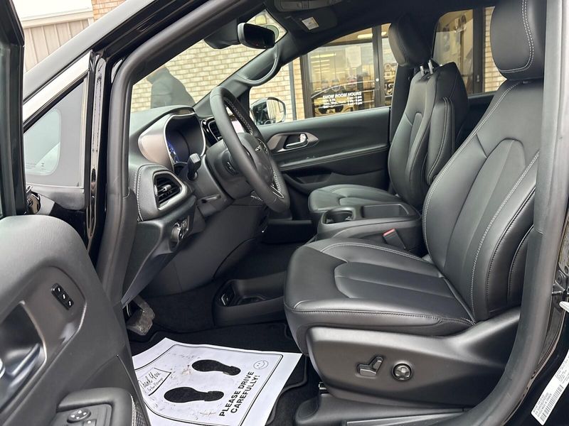 New 2026 Chrysler Pacifica Select AwdImage 3