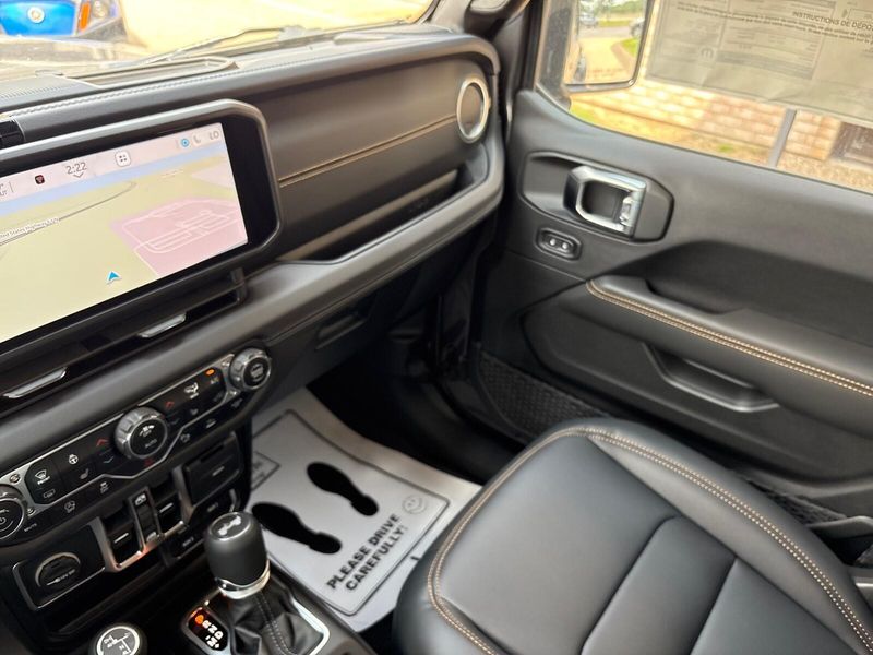 2025 Jeep Wrangler 4-door SaharaImage 21