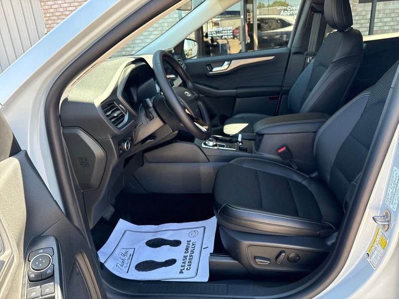2025 Ford Escape photo 2