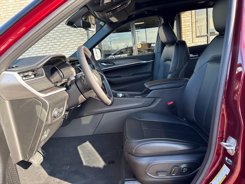 New 2025 Jeep Grand Cherokee Limited 4x4Image 3