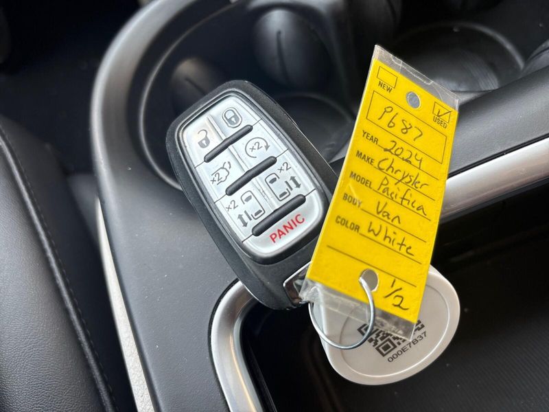 Used 2024 Chrysler Pacifica Touring LImage 22