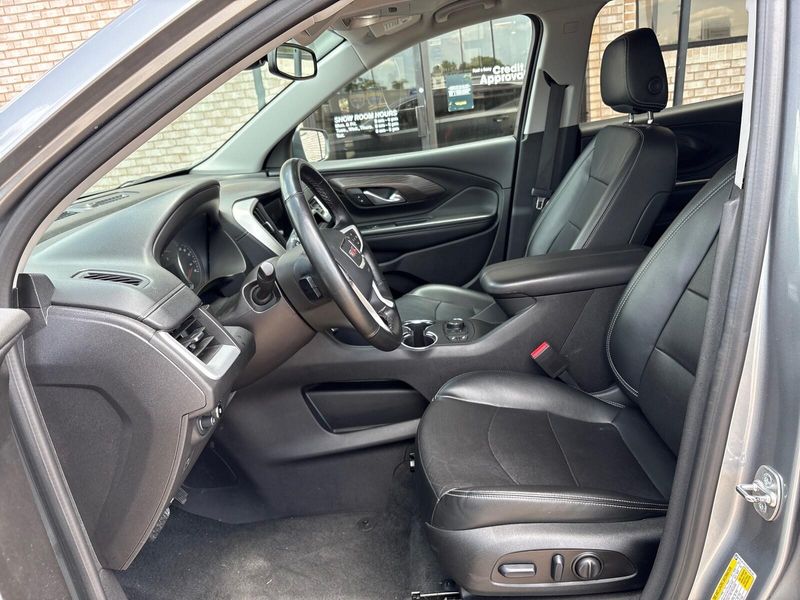 Used 2024 GMC Terrain SLTImage 3
