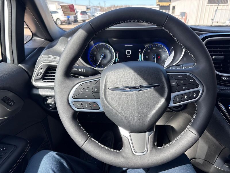 New 2026 Chrysler Pacifica SelectImage 13