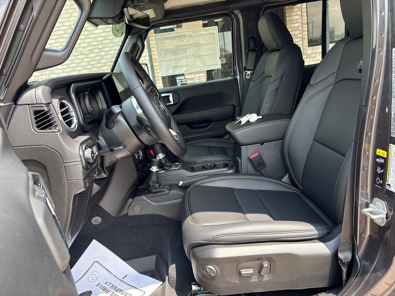 2025 Jeep Wrangler 4-door SaharaImage 3