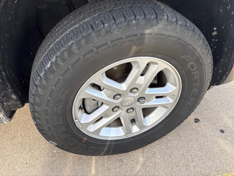 Used 2023 Jeep Grand Cherokee LaredoImage 9