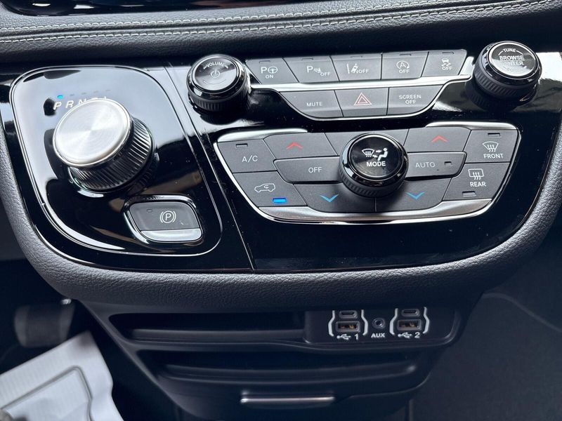 New 2025 Chrysler Pacifica SelectImage 19