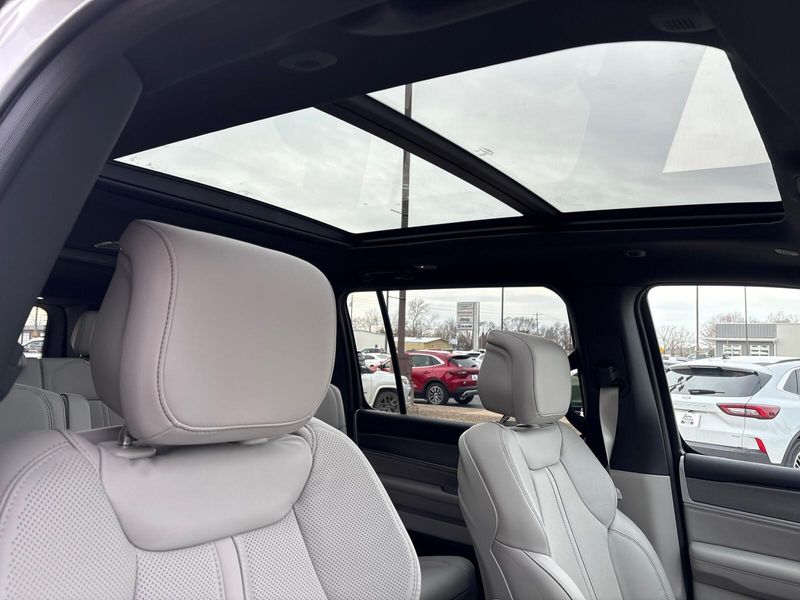 2026 Jeep Grand Grand Wagoneer Wagoneer L 4x4Image 9