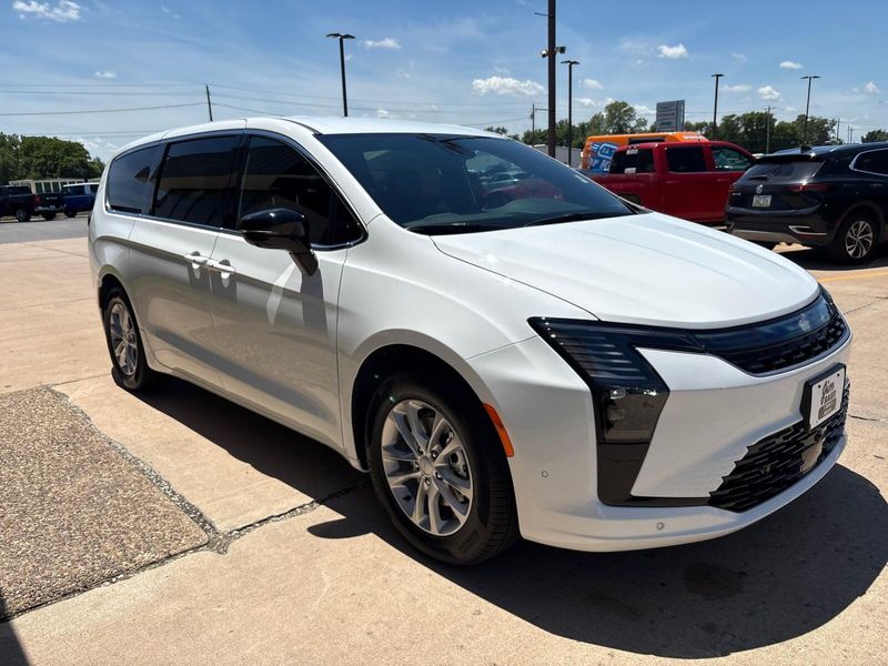 New 2027 Chrysler Pacifica SelectImage 8