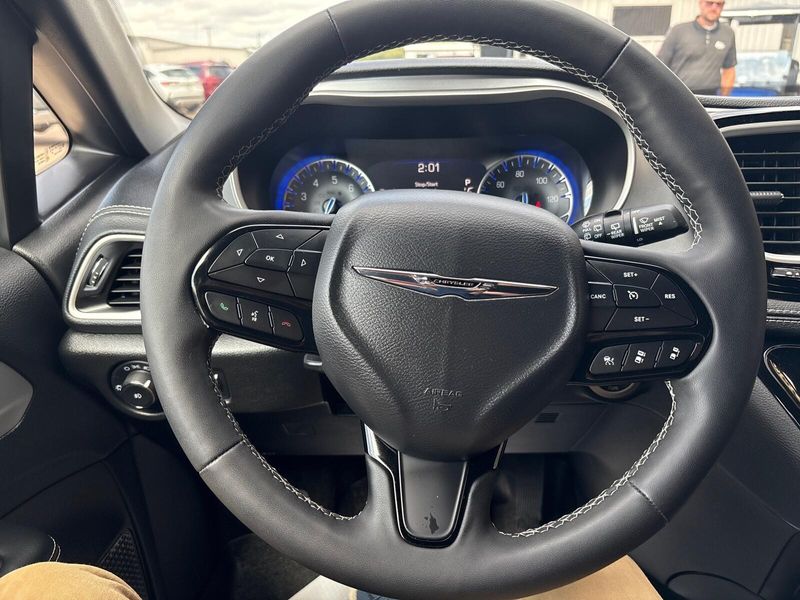 2023 Chrysler Pacifica Touring L photo 15