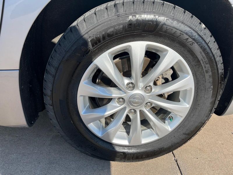 2018 Chrysler Pacifica Touring LImage 12