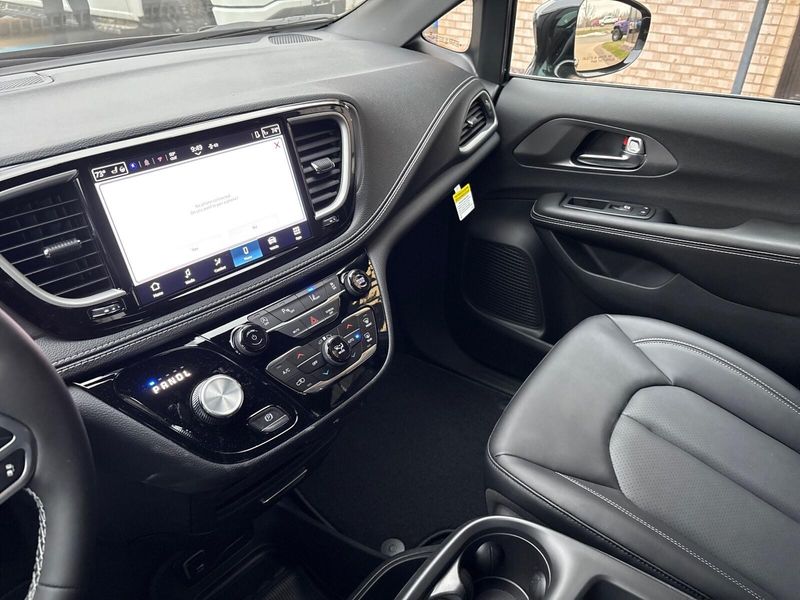 New 2026 Chrysler Pacifica Select AwdImage 18