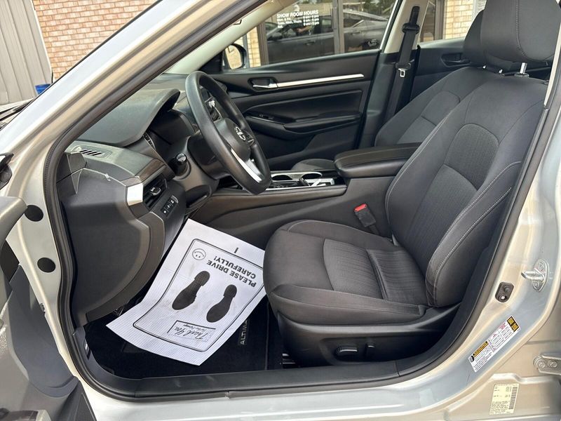 Used 2023 Nissan Altima 2.5 SVImage 3