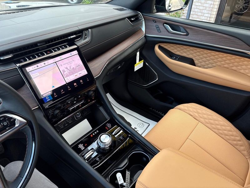 New 2025 Jeep Grand Cherokee Summit 4x4Image 17