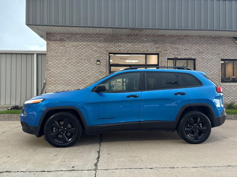 Used 2017 Jeep Cherokee AltitudeImage 2
