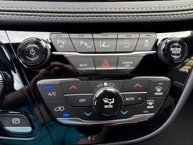 New 2025 Chrysler Pacifica SelectImage 21