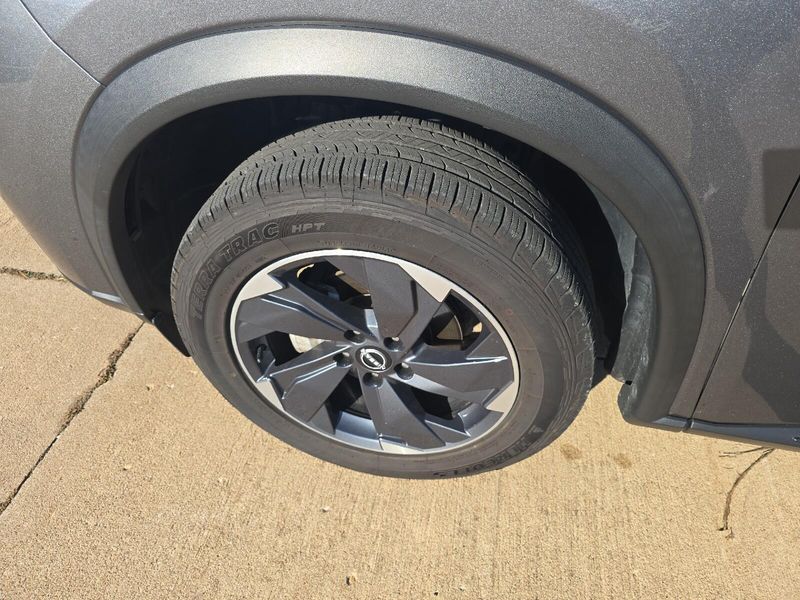 Used 2025 Nissan Rogue SVImage 5