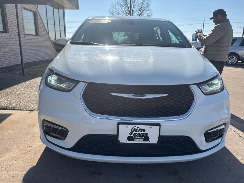 Used 2023 Chrysler Pacifica Touring LImage 7