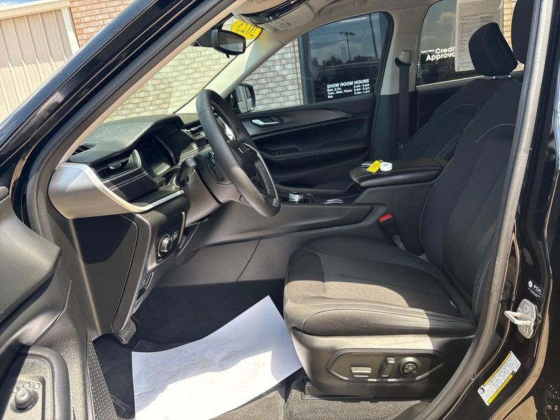 Used 2023 Jeep Grand Cherokee LaredoImage 3
