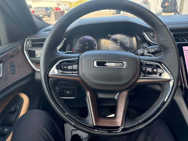 New 2025 Jeep Grand Cherokee L Summit 4x4Image 16