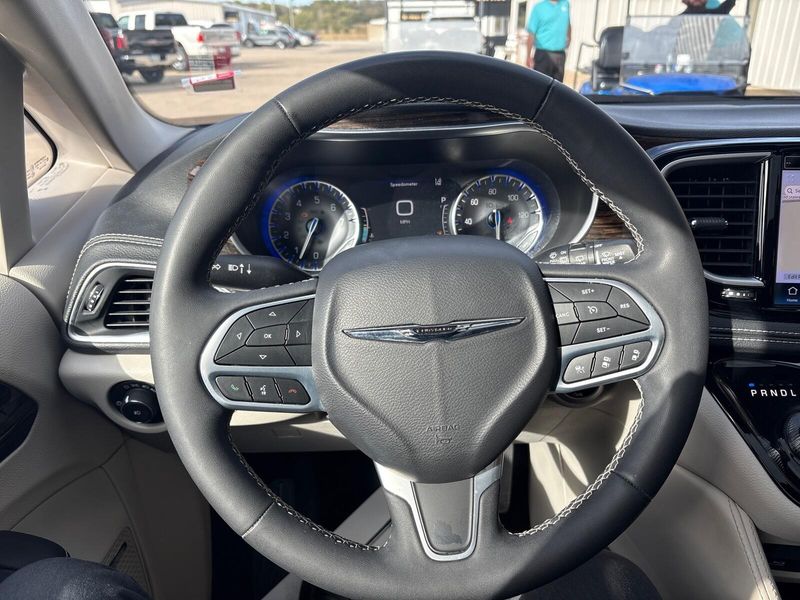 Used 2023 Chrysler Pacifica LimitedImage 16