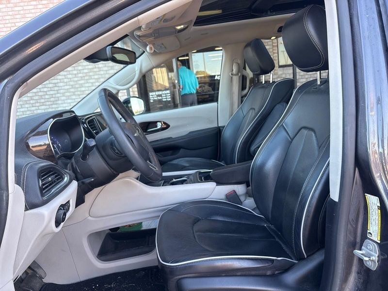2023 Chrysler Pacifica Limited photo 3