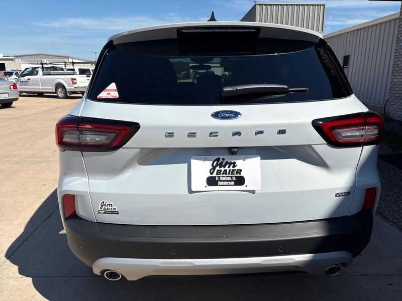 2025 Ford Escape photo 8