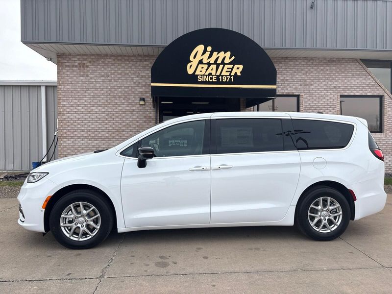 New 2026 Chrysler Pacifica SelectImage 2