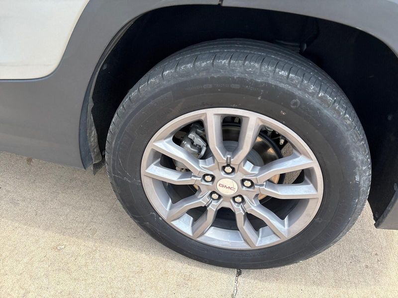 Used 2024 GMC Terrain SLTImage 11