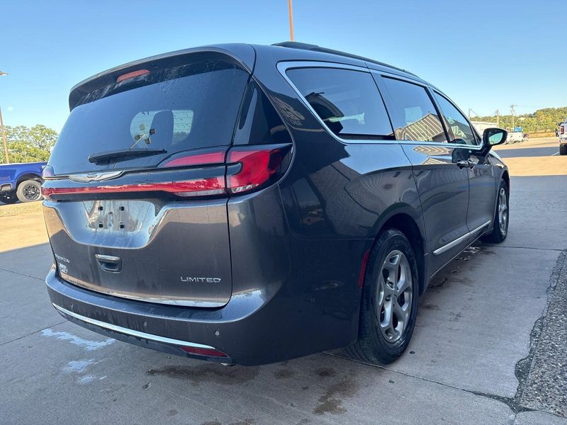 Used 2023 Chrysler Pacifica LimitedImage 10
