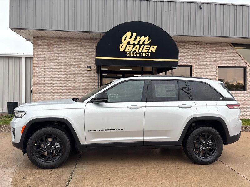 2025 Jeep Grand Cherokee Altitude X 4x4Image 2