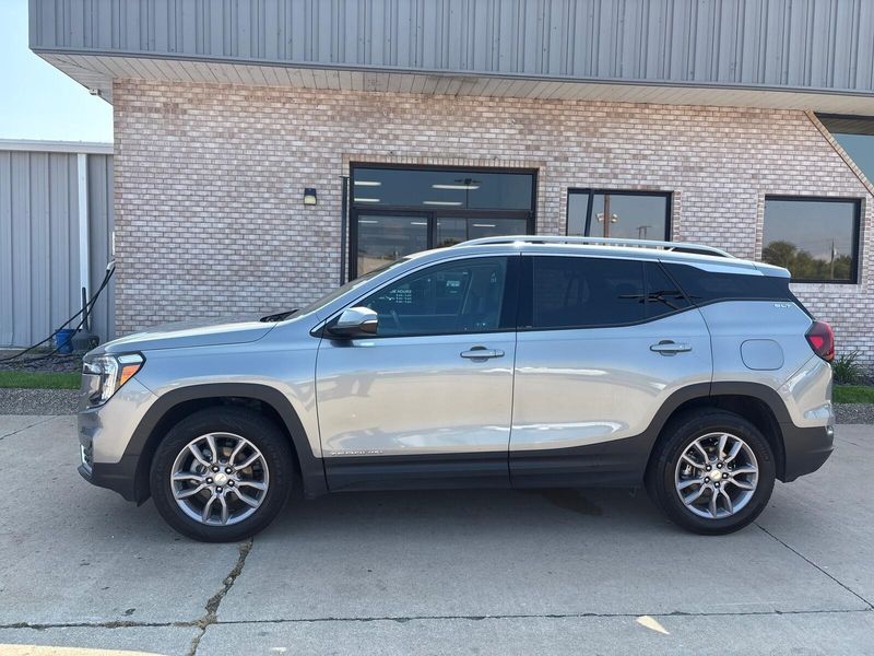 Used 2024 GMC Terrain SLTImage 2