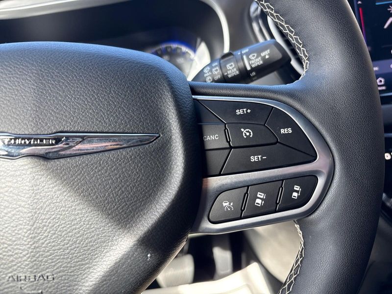 Used 2025 Chrysler Pacifica SelectImage 15