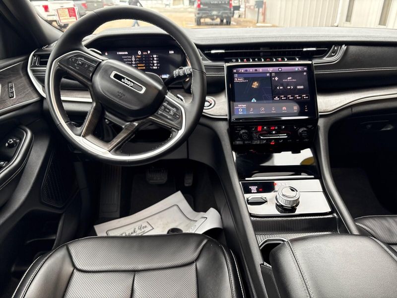 Used 2024 Jeep Grand Cherokee L LimitedImage 7