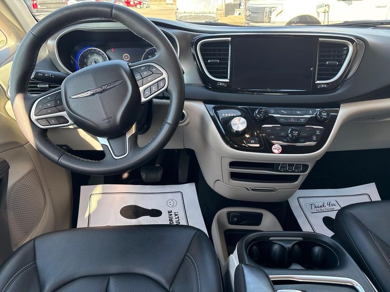 Used 2024 Chrysler Pacifica Touring LImage 6