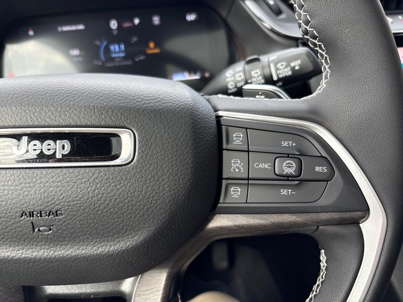 New 2026 Jeep Grand Cherokee L Limited 4x4Image 17