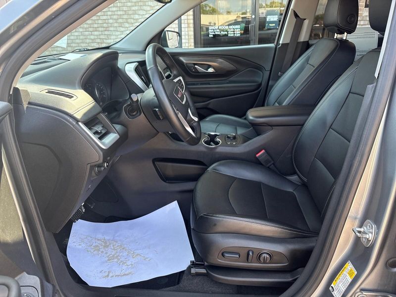 Used 2024 GMC Terrain SLTImage 3